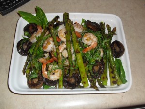 Karen is sharing one of her favorite paleo dinners of grilled asparagus, mushrooms & shrimp with chopped fresh basil on top.